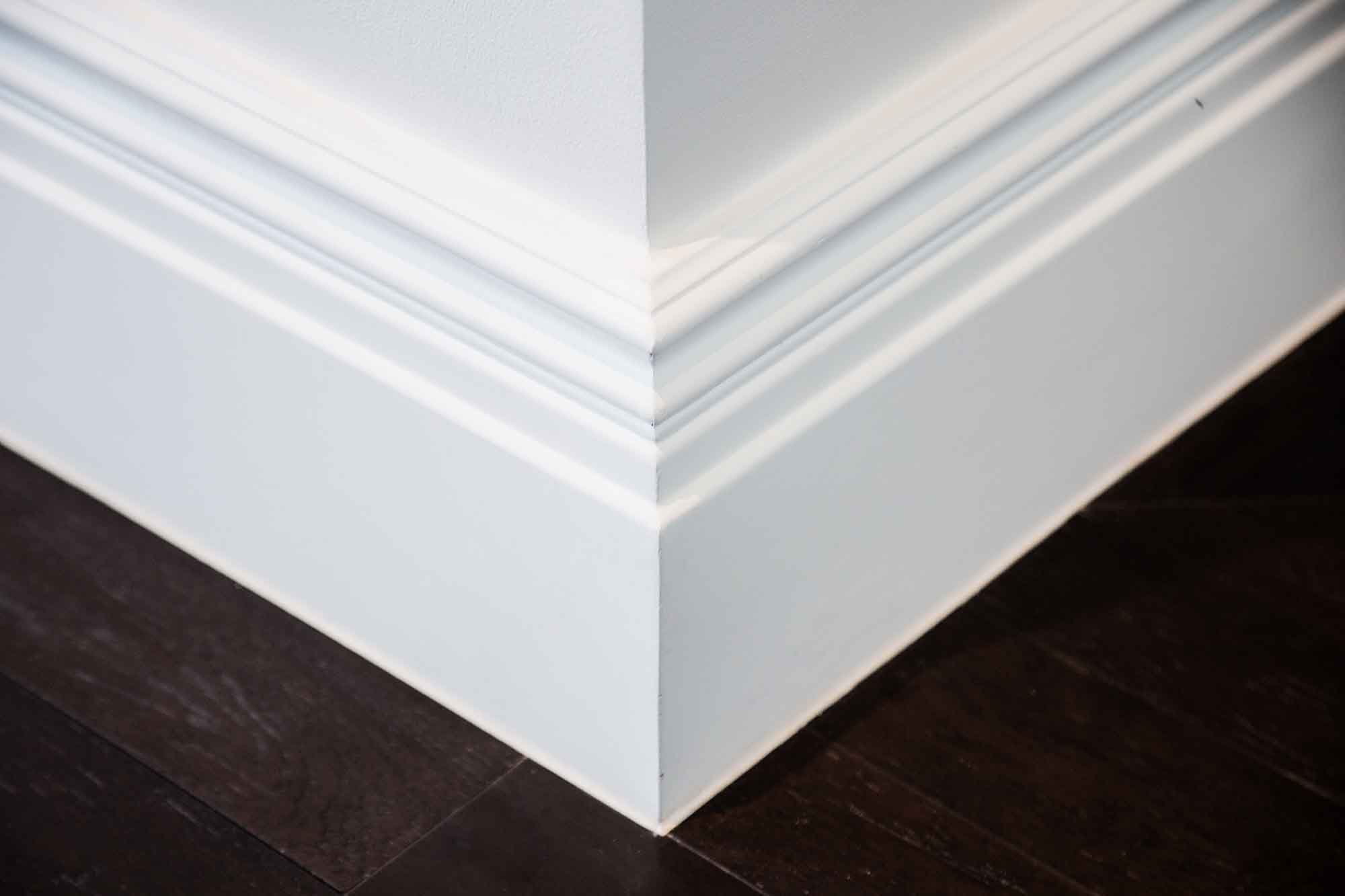 white crown moulding at floor